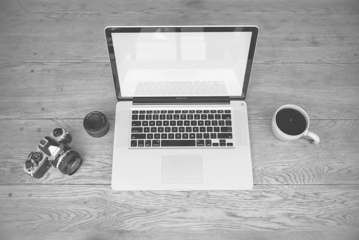 Yeni işlemci çıkınca eski laptopun değeri için çalışma masasında modern dizüstü bilgisayar