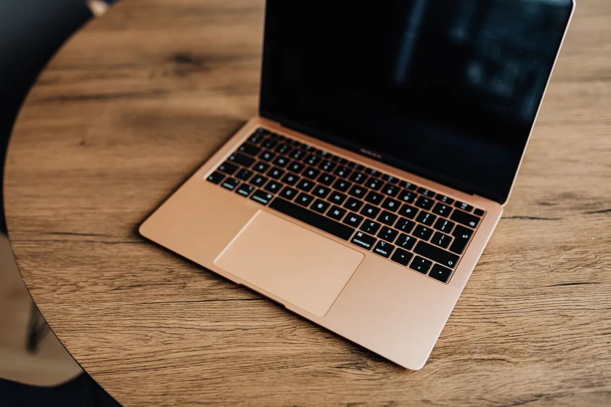 Masa üzerinde açık duran eski macbook kaç para eder sorusuna örnek laptop