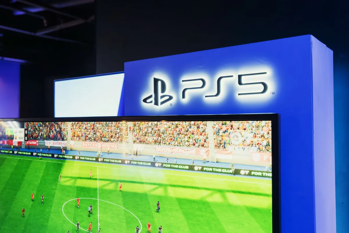 Kutusuz PS5 satmak isteyenler için masa üstünde PlayStation konsolu ve kolu