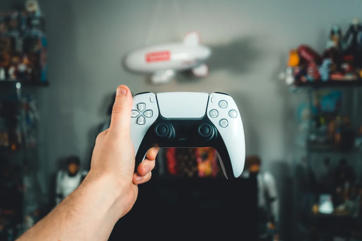 PS4 ikinci el ne kadar eder sorusunu akla getiren oyun konsolu ve kumandası