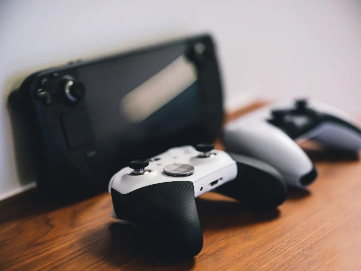 Masa üzerinde duran beyaz oyun konsolu kumandası ve PS5 ikinci el fiyatı değerlendirmesi