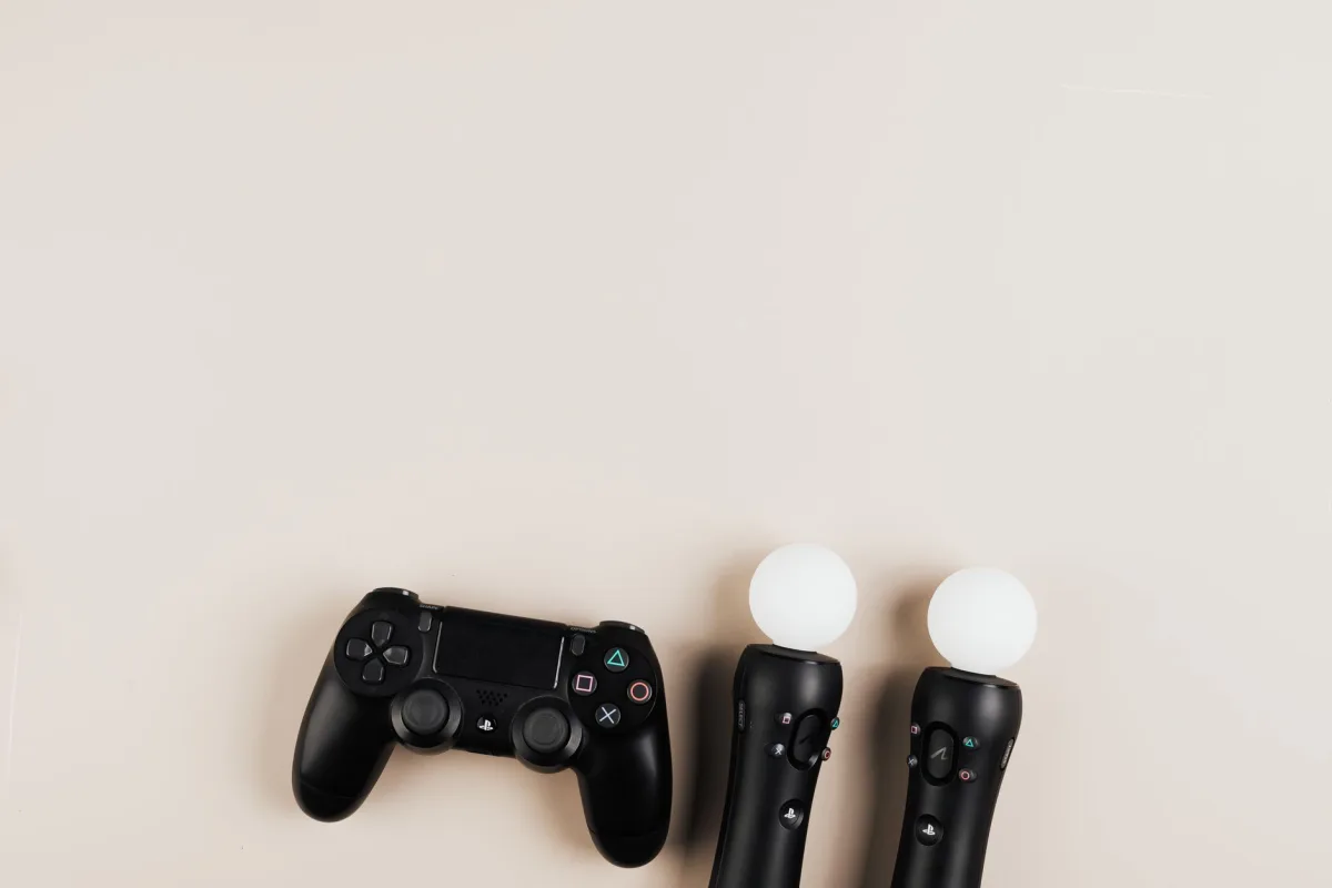 ps5 pro ikinci el fiyatı artacak mı sorusunu gösteren oyun konsolu ve kolu