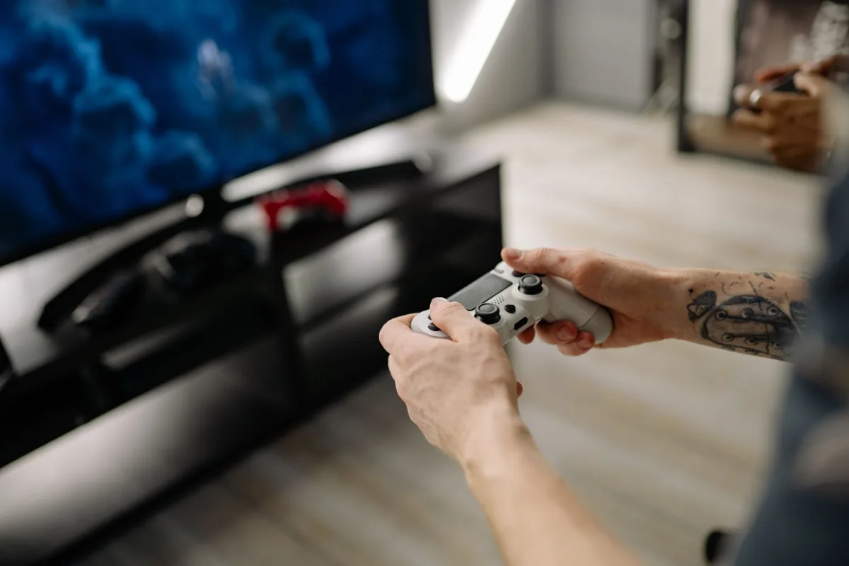 Oturma odasında televizyon yanında ps6 gelmeden ps5 satmak için hazırlanan konsol