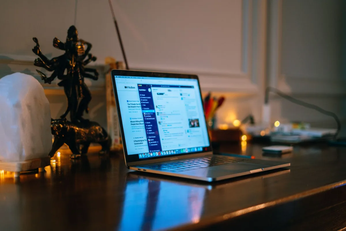 Yeni nesil bilgisayar çıkınca eski laptop değeri düşmeden önce masada duran laptop